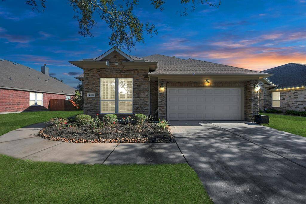 AHHH! Imagine arriving home to this home. So peaceful.