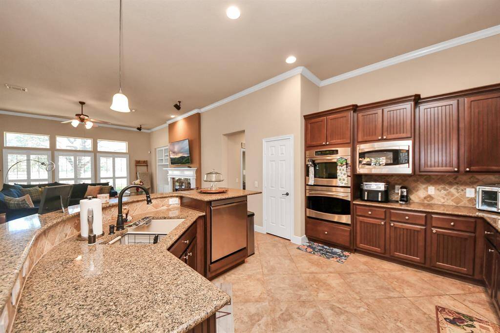 SUPER SPACIOUS KITCHEN WITH RECENT APPLIANCES!