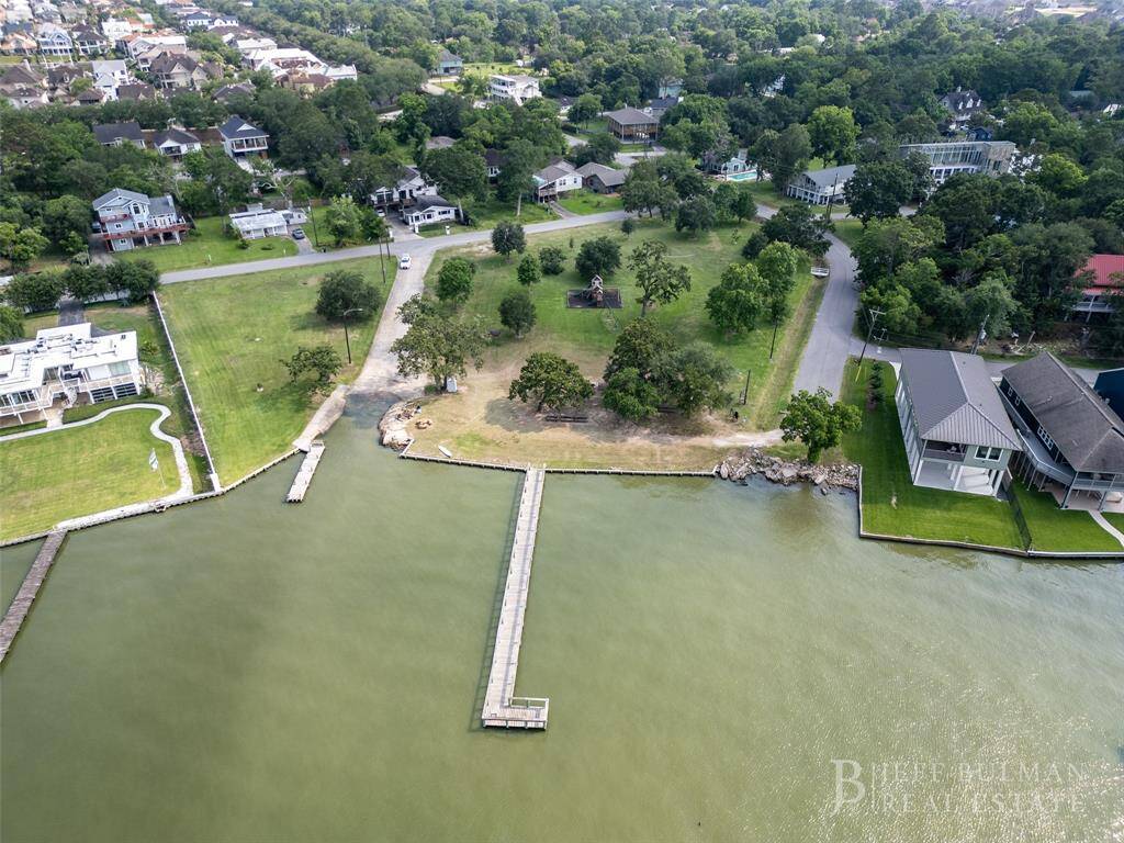 A short walk to the neighborhood park and boat launch.