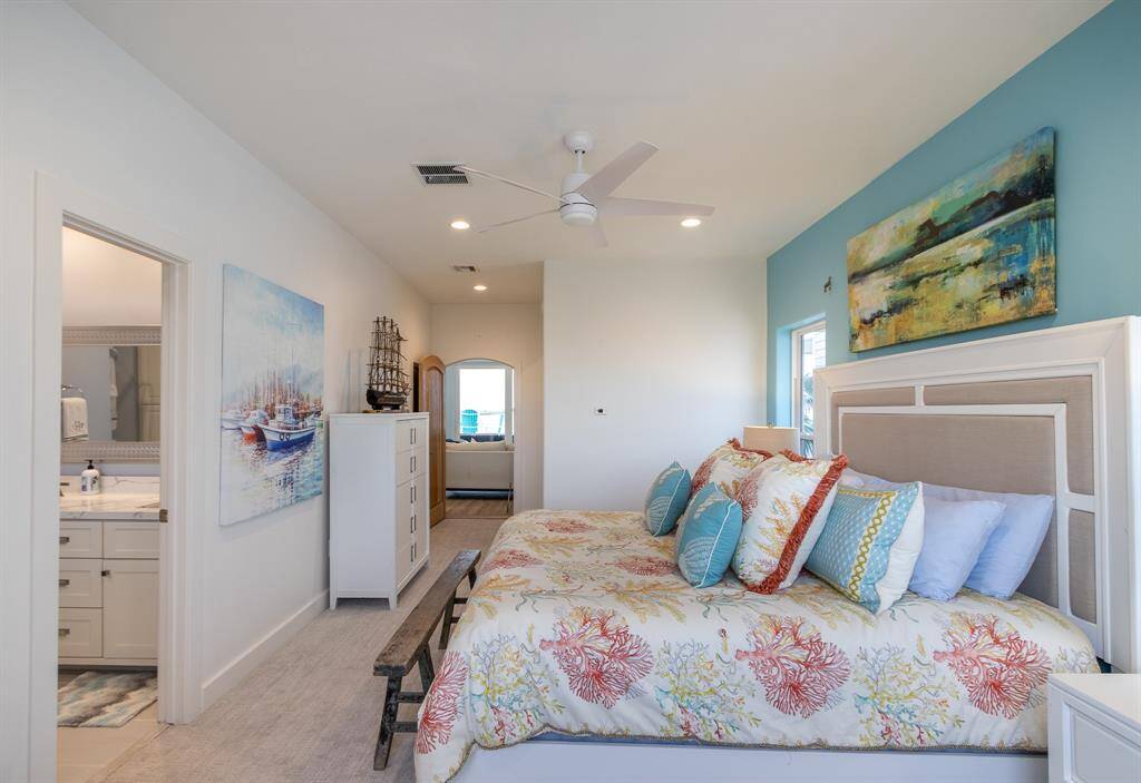 Primary bedroom - main floor