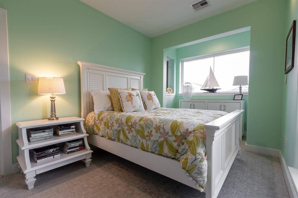 Guest bedroom - main floor