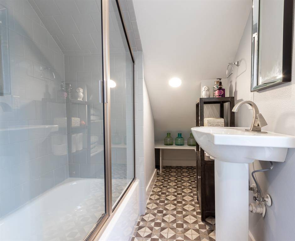 Upstairs guest bath