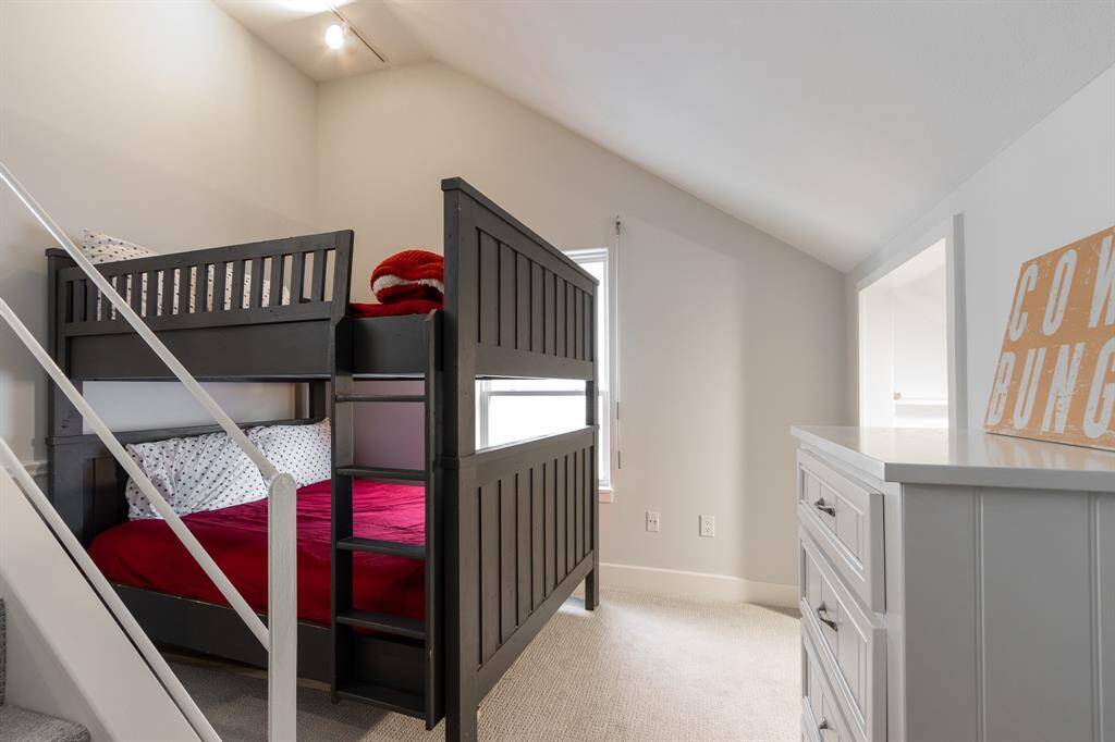 Upstairs bunk room or offie