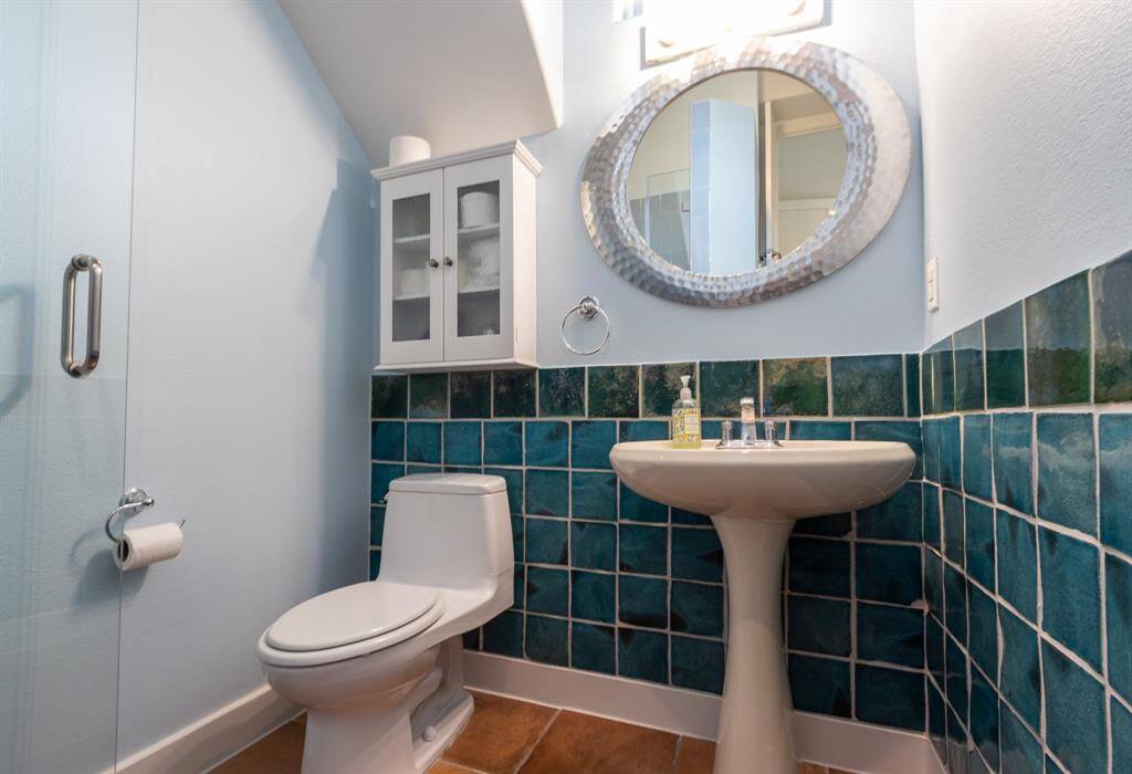 Upstairs guest bath