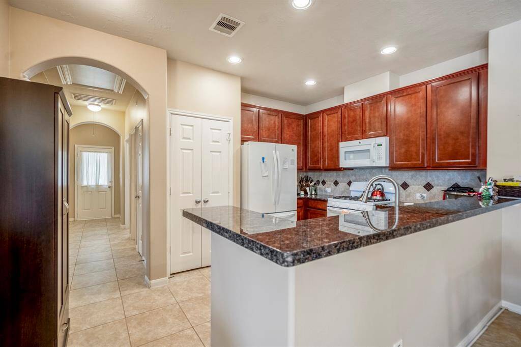 Enjoy serving at the breakfast bar, or use as a convenient place for light meals.