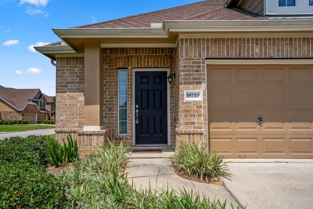 A delightful front porch area leads into the 1 story townhome.