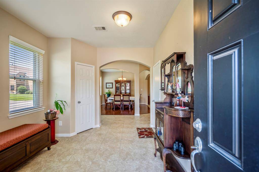 The light and bright entry welcome you into the home with an easy to maintain tile flooring.