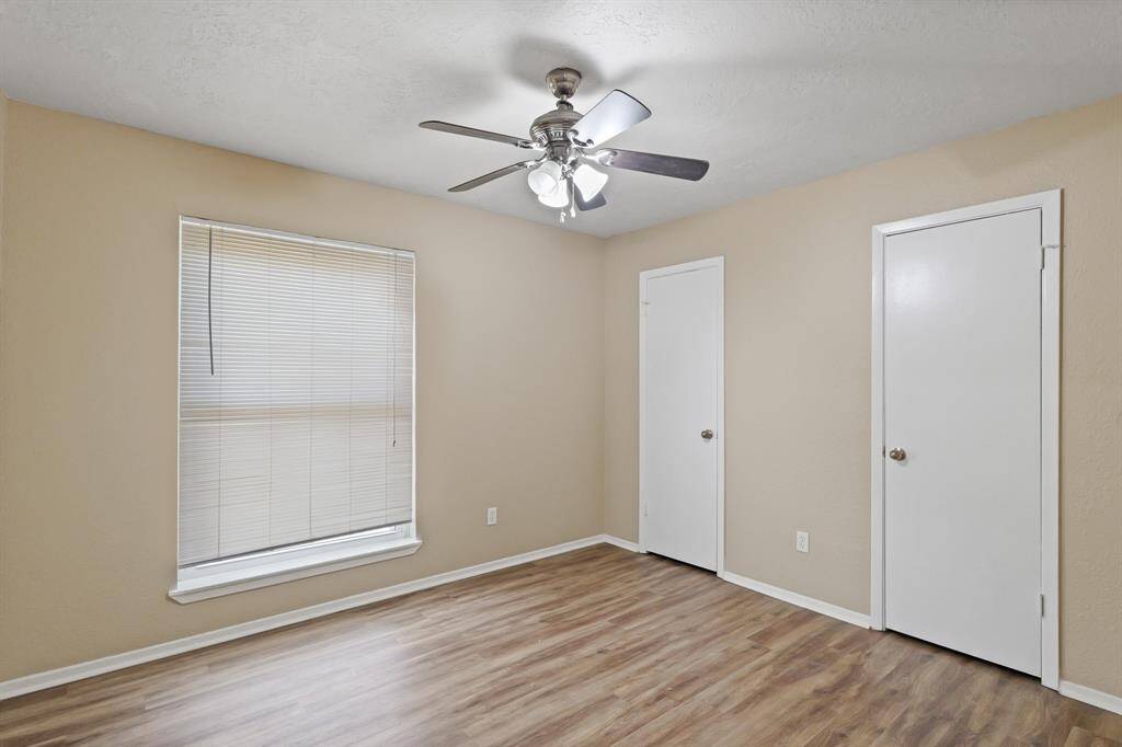 Secondary bedroom.