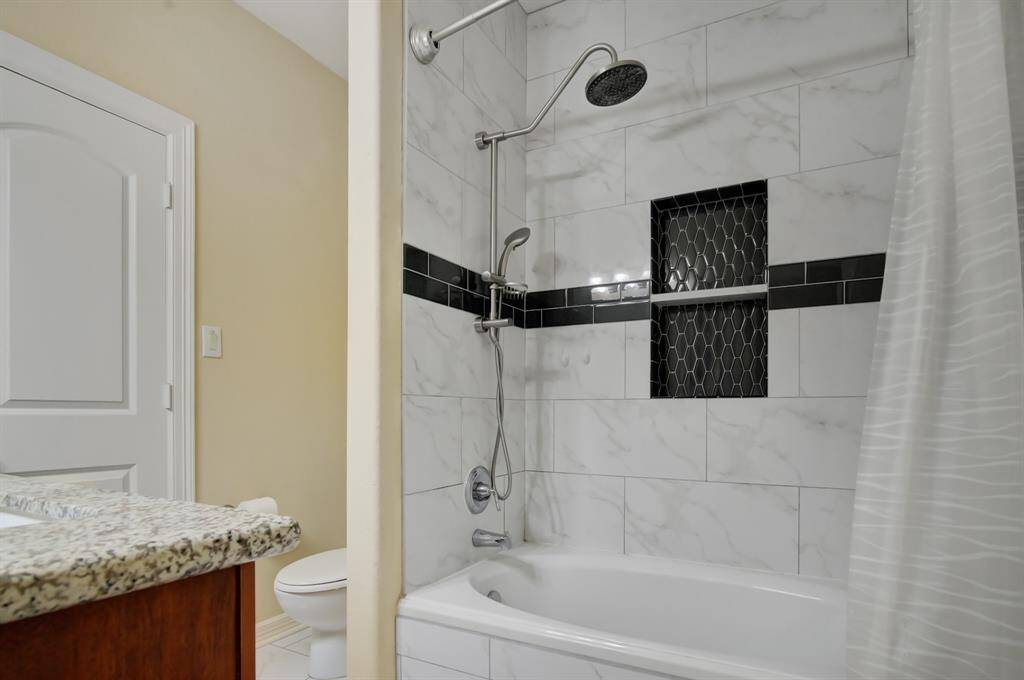 An oversized soaking tub is calling out to you and your book collection.