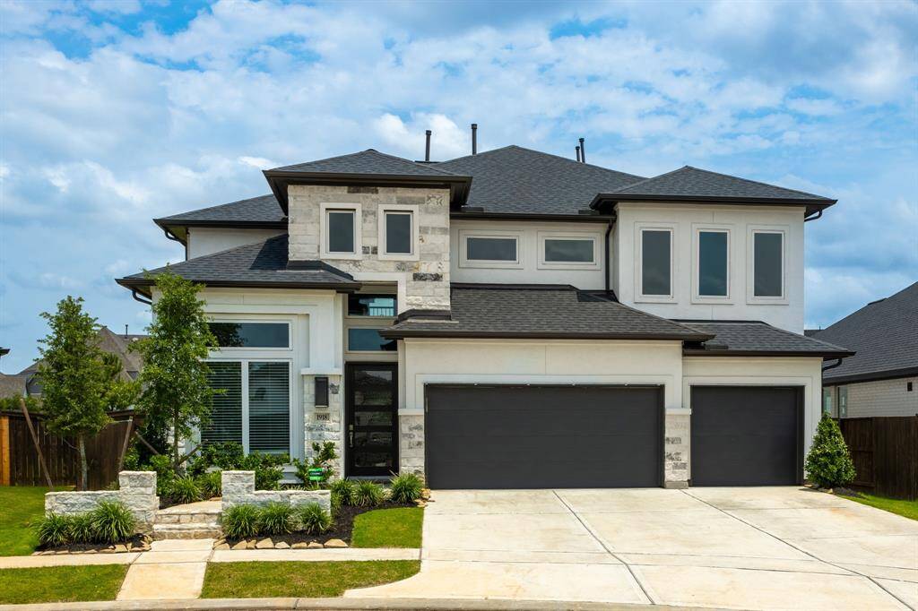 Welcome to 1918 Longcroft Lane—a stunning modern residence nestled on a cul-de-sac lot in the desirable gated section of Cane Island community.