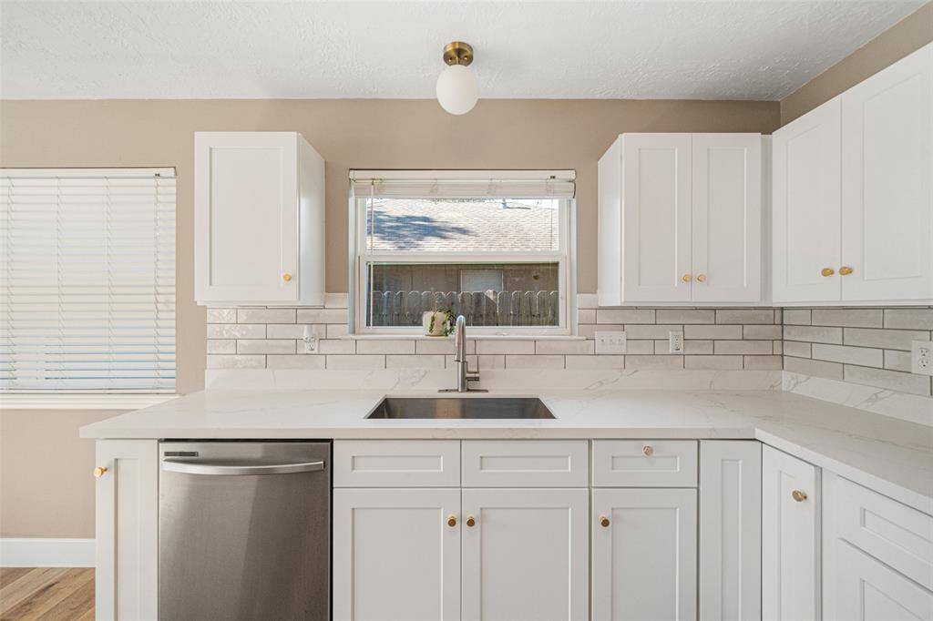 Plenty of cabinetry to organize all your kitchen essencials