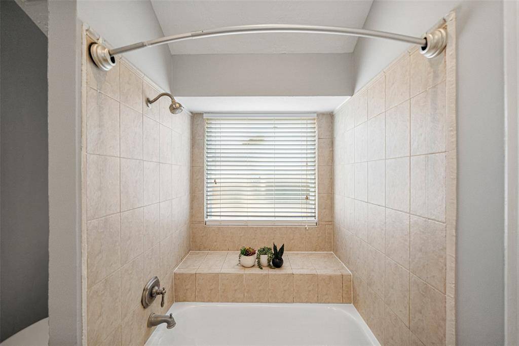 Garden tub with plenty of light and room!