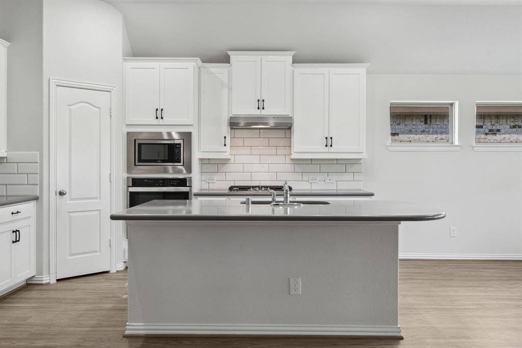 Island counter top allows saddle seating to hang out and eat