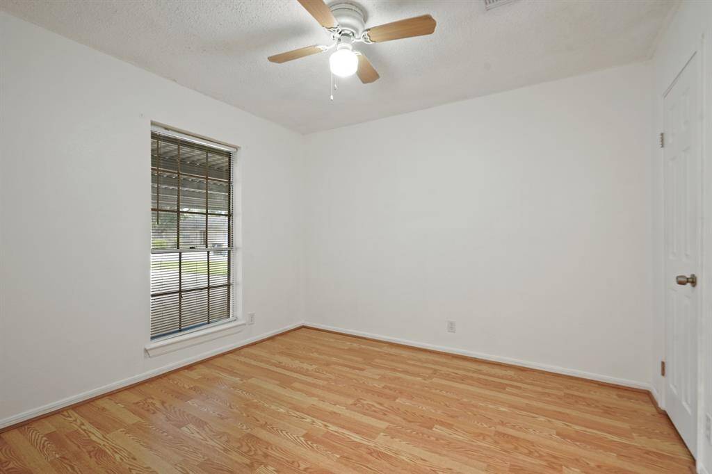 Secondary spacious room. 1 of 4