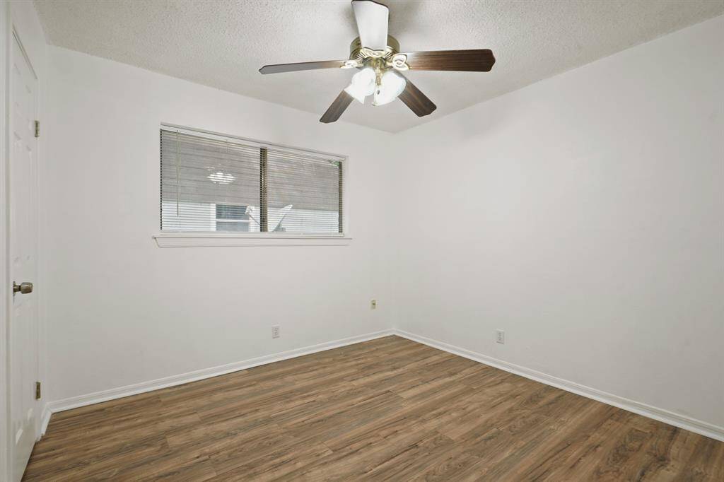 Secondary room 3 of 4