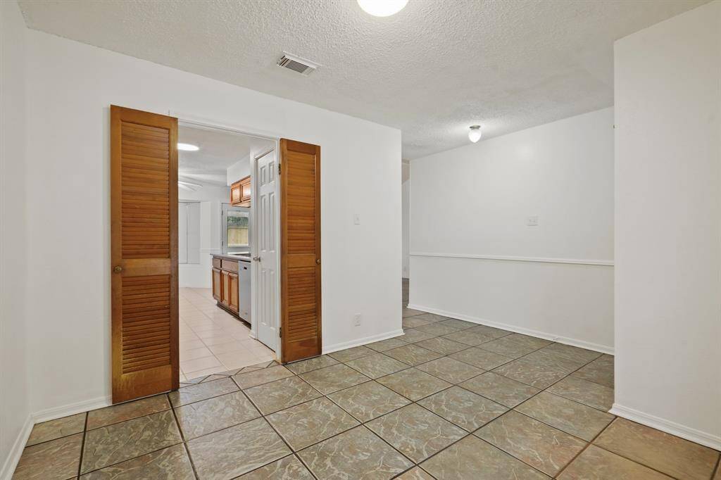The entrance view to kitchen
