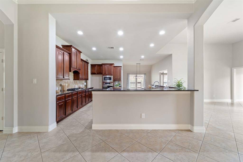 The kitchen includes a convenient breakfast counter, perfect for quick meals or casual seating.Seamlessly connects the cooking and dining areas for easy entertaining.
