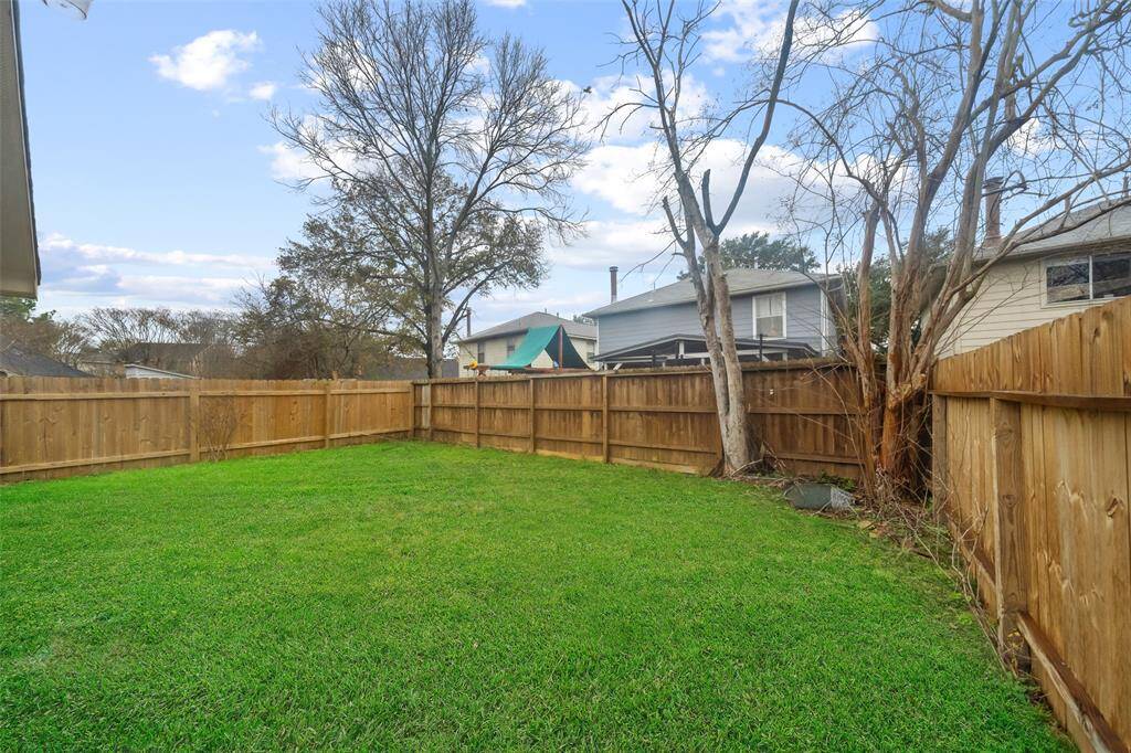 Large Backyard!