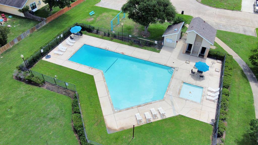The community has a lovely pool!