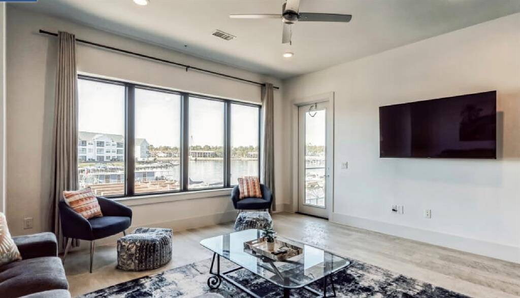 Living area over looking the Lake!