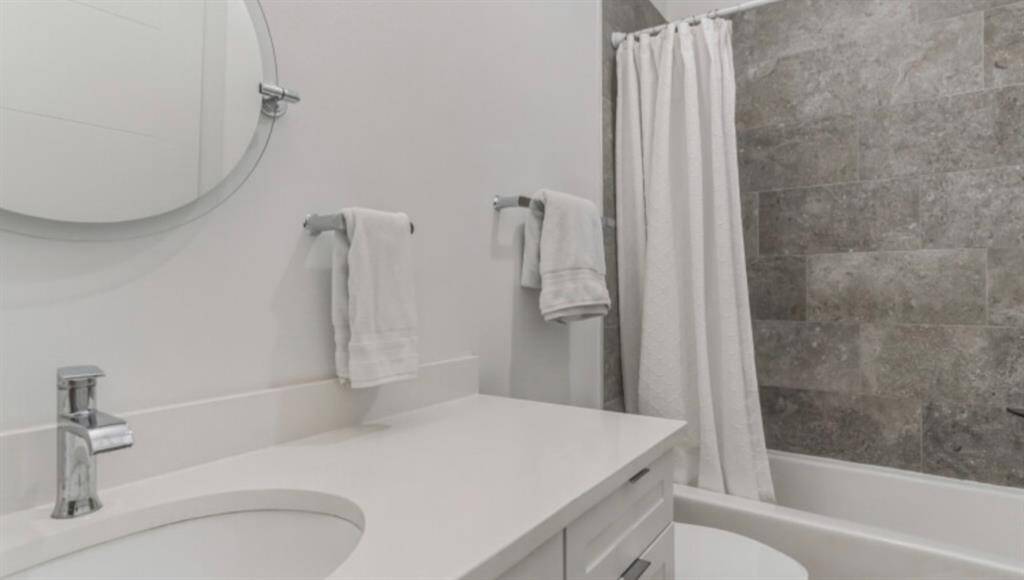 Full size Bathroom 2