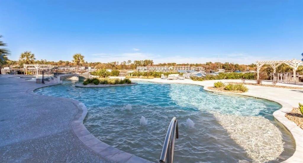 Beautiful Beach loft for Sunbathing while enjoying the cool breeze from the lake!