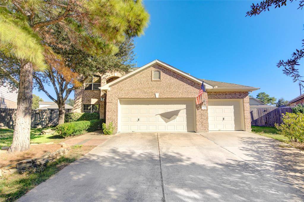 2 story home in the privacy of a Cul-de-Sac with a 3 car garage inside a guard gated community. Lot size is over 10,000 sq ft with over 2,500 sq ft of livable space