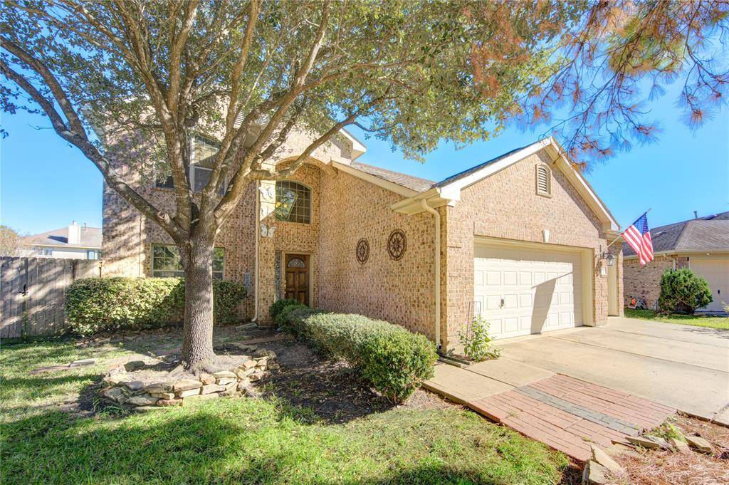 2 story home in the privacy of a Cul-de-Sac with a 3 car garage inside a guard gated community. Lot size is over 10,000 sq ft with over 2,500 sq ft of livable space