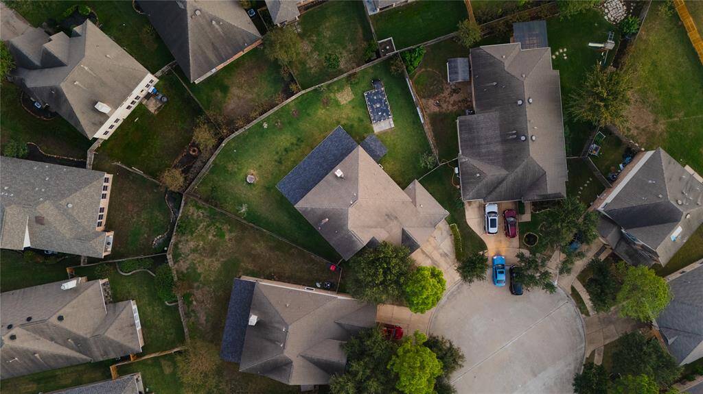 Drone view of the oversized cul-de-sac lot