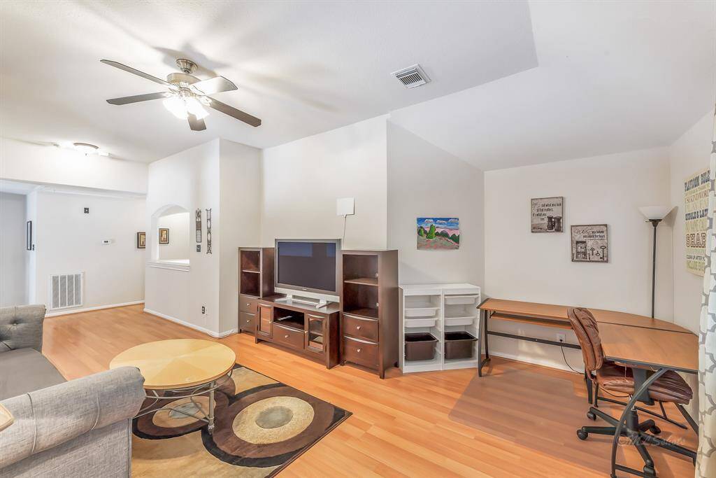 Look at this space! Work, study, entertain...the options are endless.