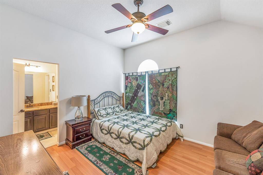 Secondary bedroom with Jack-and-Jill bath.  Queen-sized bed. Windows in this room overlook the front yard and cul-de-sac.