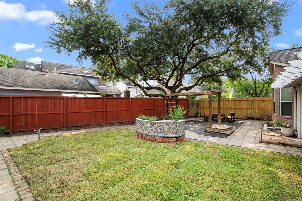 This tiled planter is eye-catching, and creates a visual transition between the newly sodded play/pet area of the yard and the decked area. Enjoy tranquil time in your private backyard without sacrificing  the convenience of easy access to I-10, 99, and the Energy Corridor.