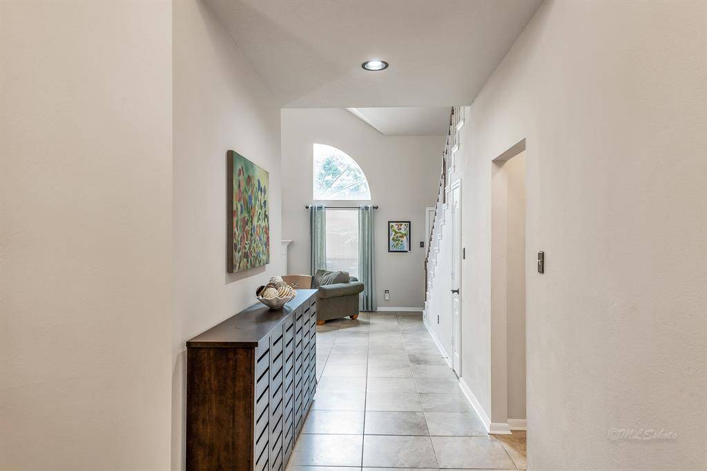 Versatile tile and neutral paint throughout the first floor. The entryway features attractive storage and a view to the living area.