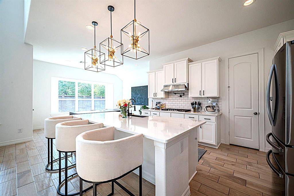 Wow! Stunning designer kitchen with central island, designer pendant lighting