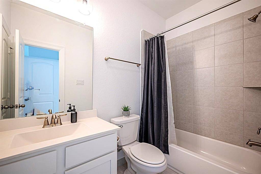 Full bathroom #3
