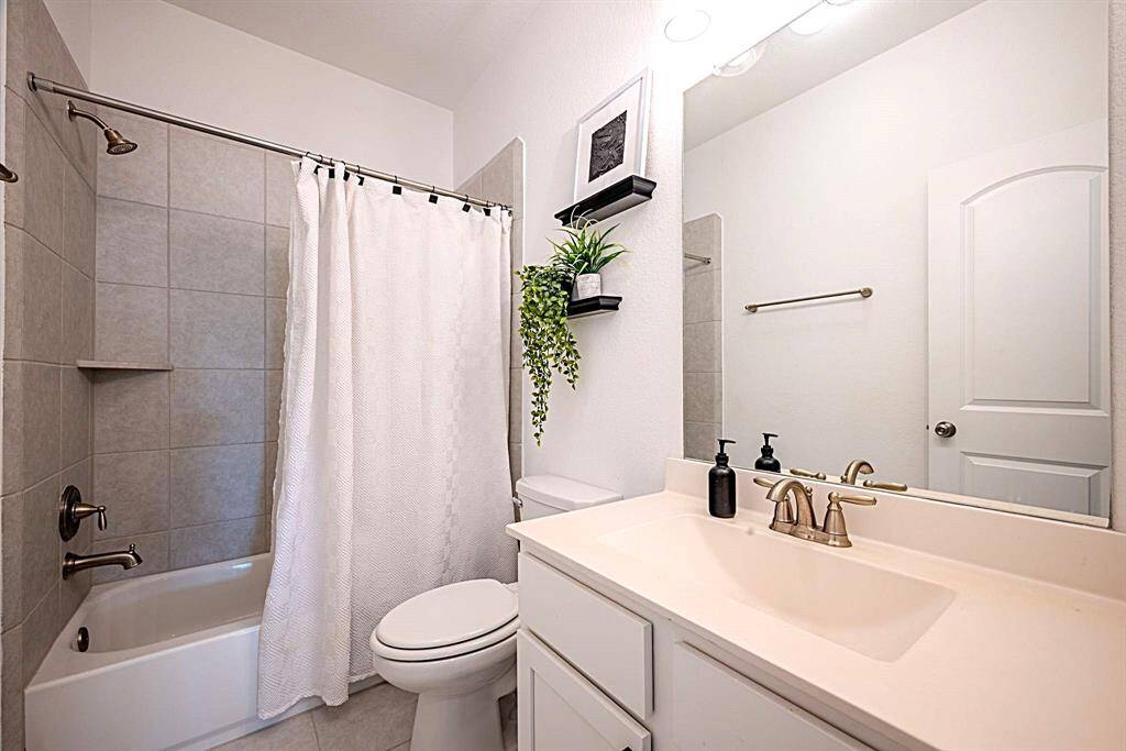 Full bathroom #4
