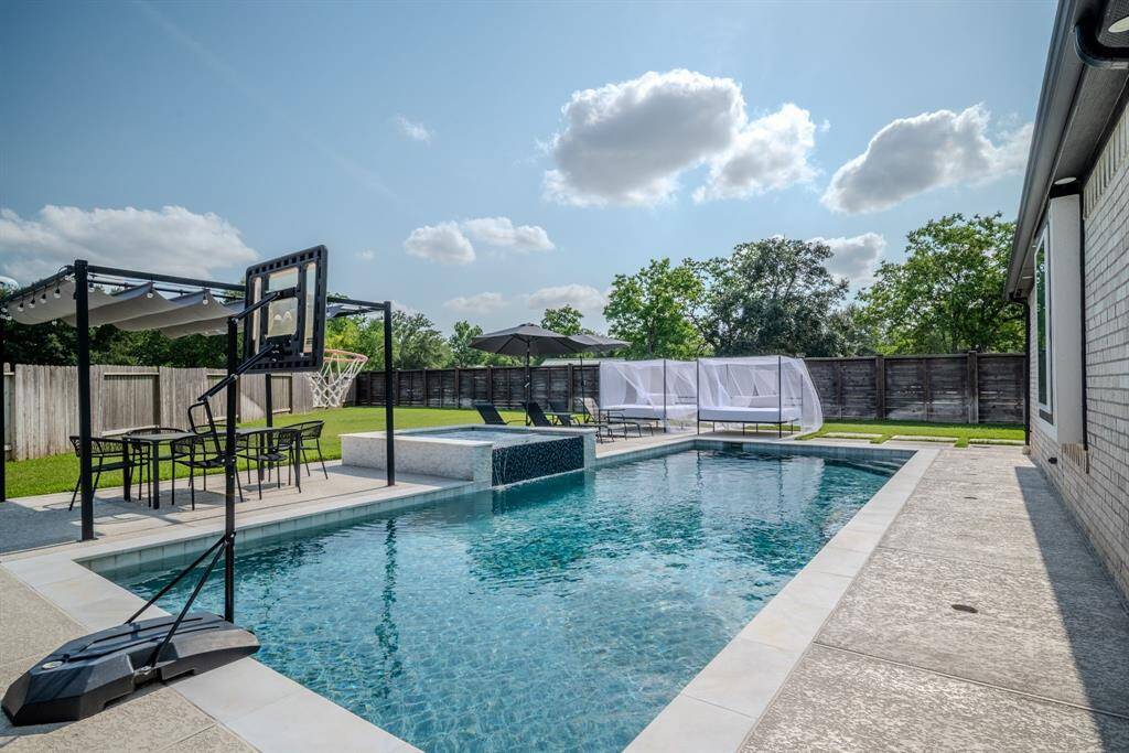 Modern pool built by Cody Pools of Katy