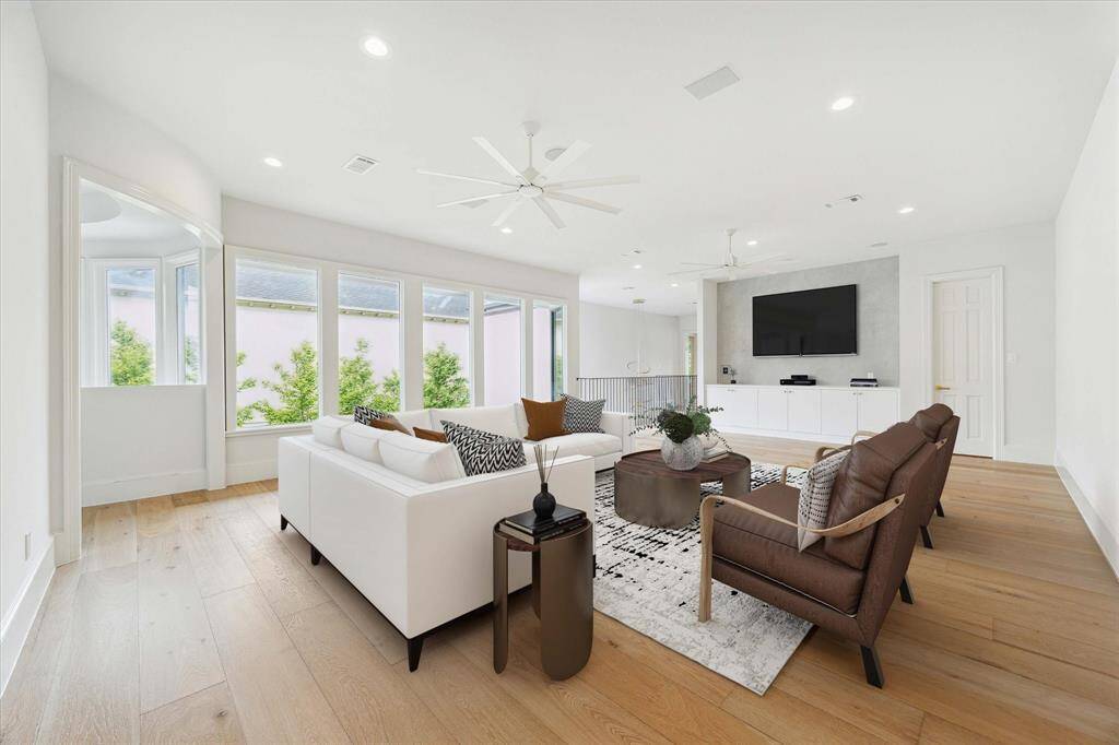Game Room: Please note this photo has virtually staged furnishings.
