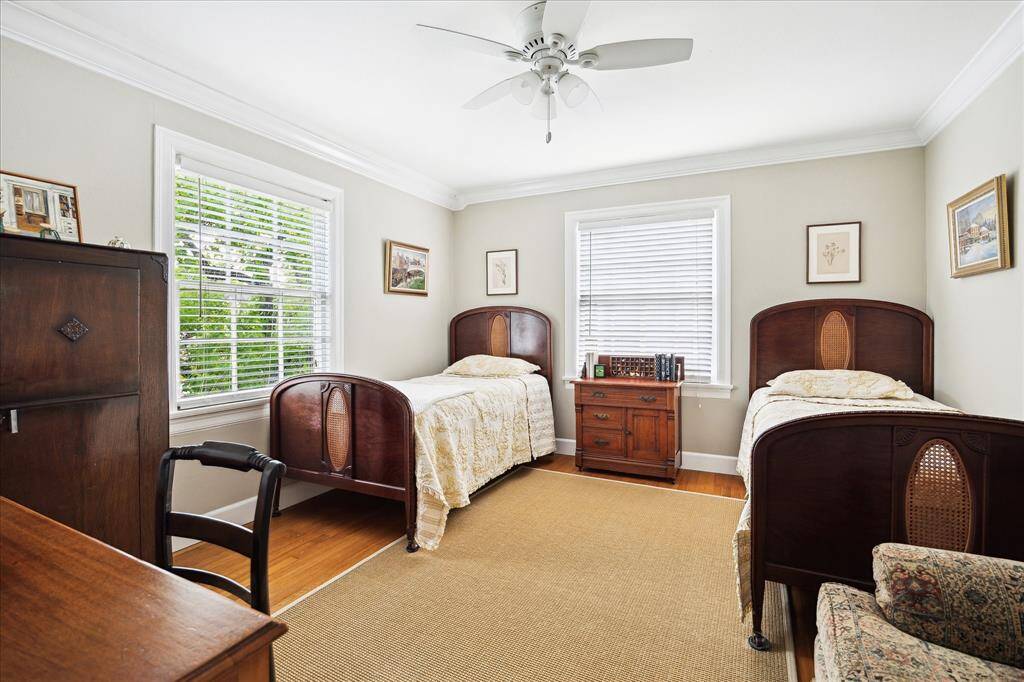 In close proximity to The Texas Medical Center, Rice Village, Hermann Park, The Houston Zoo, The Museum District and Downtown.