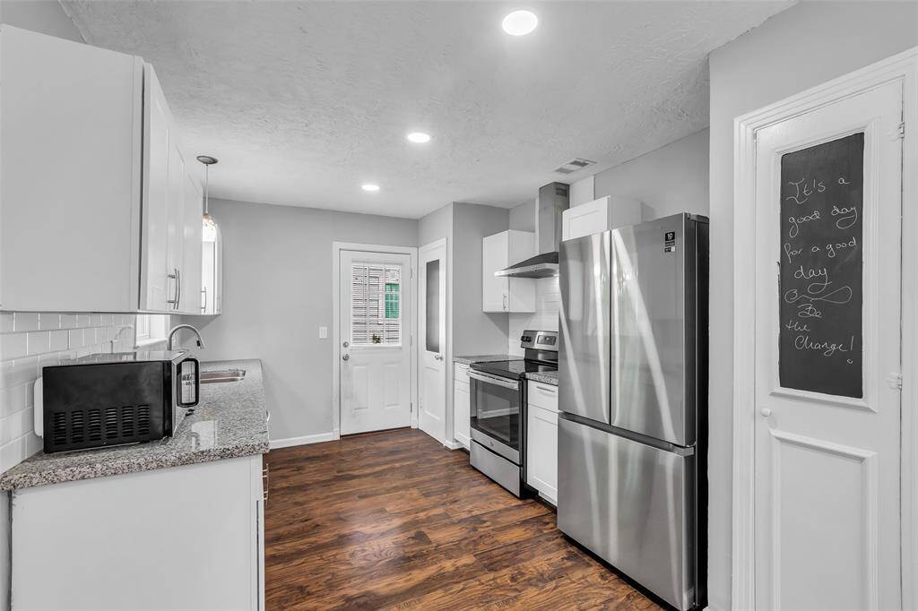 Welcome to the kitchen—a practical and well-laid-out space that's ready for everyday cooking and weekend meals alike.