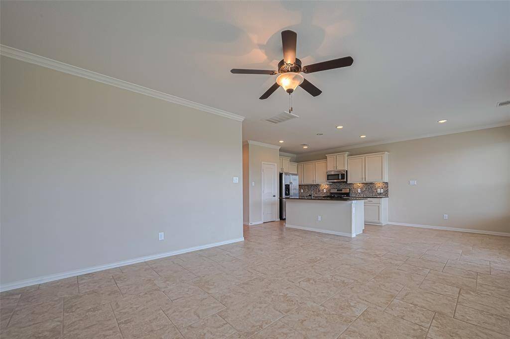 From here, you can appreciate the generous distance between the living area and kitchen—just enough separation to keep the spaces distinct yet connected.