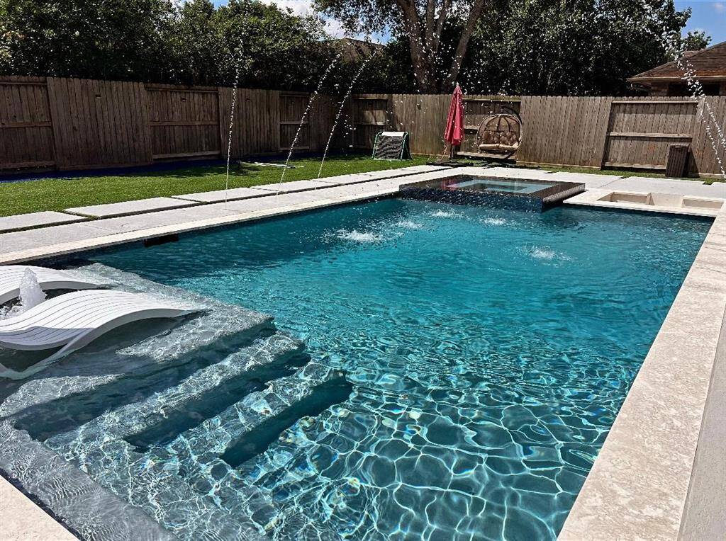 This Beautiful Pool is ready for any temperature. It's equipped with a Chiller and Heater