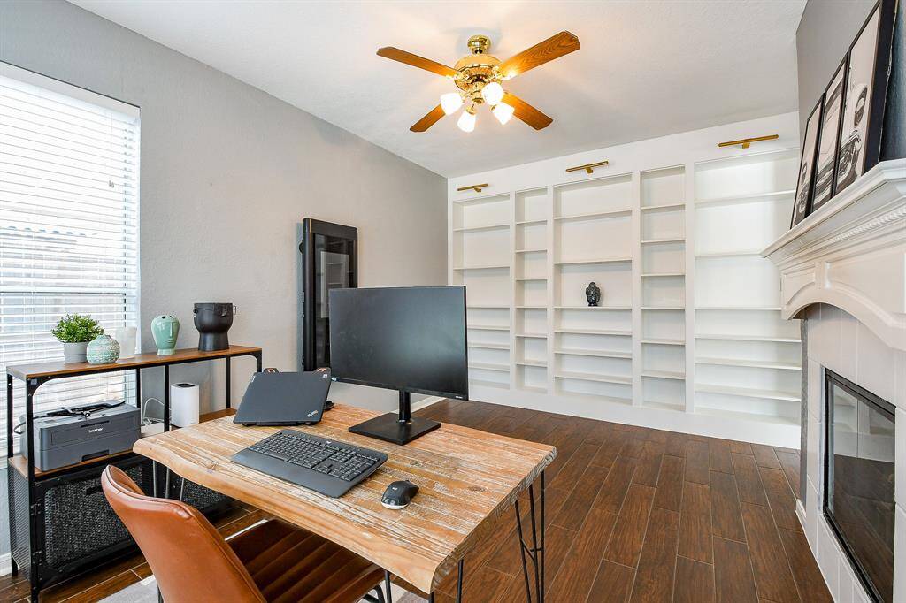 The Home Office also incuded a Wall to Wall Built in Bookshelf.