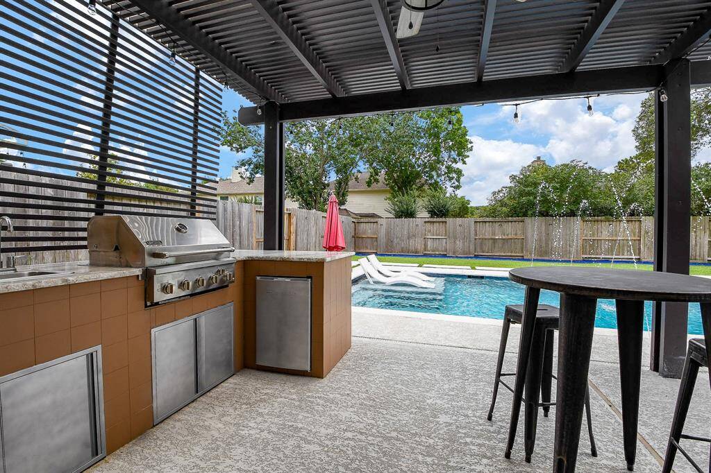 This Lengthy Paved area provides plenty of room for Multiple Seating Arrangements.