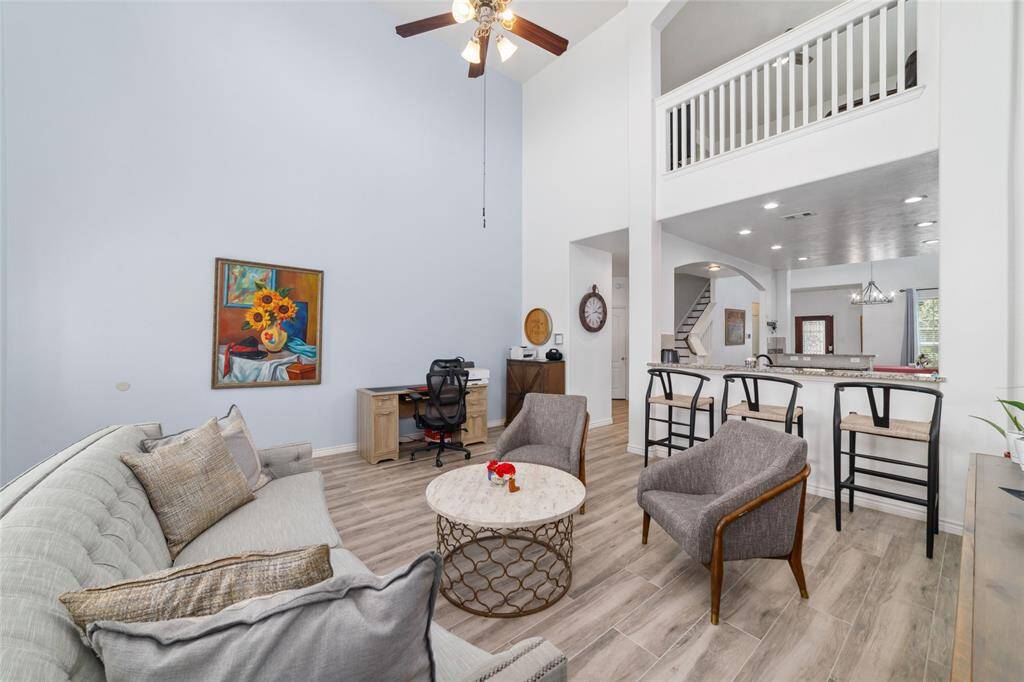 Neutral paint color make the interior looks elegant and charming.