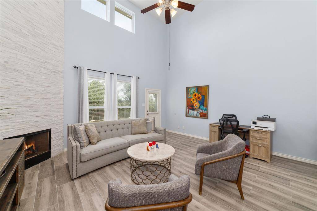 Great matching among furnitures and the color tone of the house.