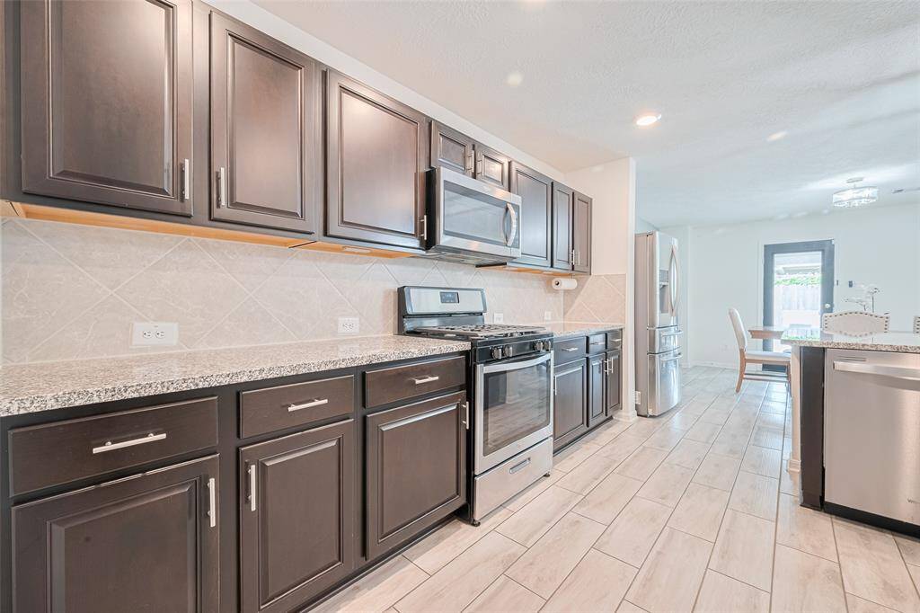 lots of cabinets/ counter space