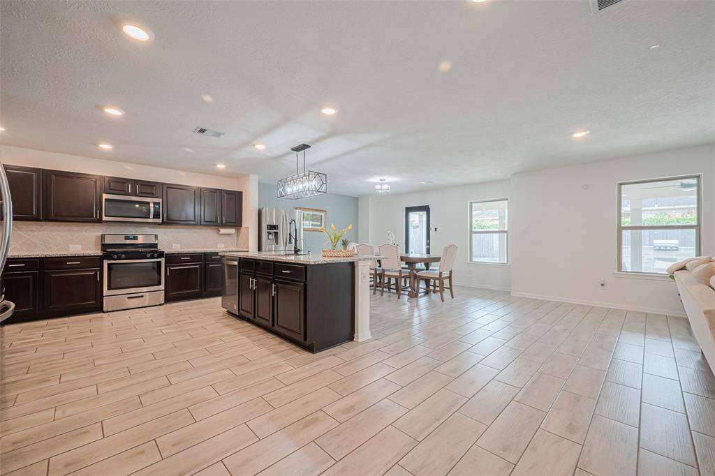 open floor plan with the kitchen, breakfast and living room ideal for family gatherings