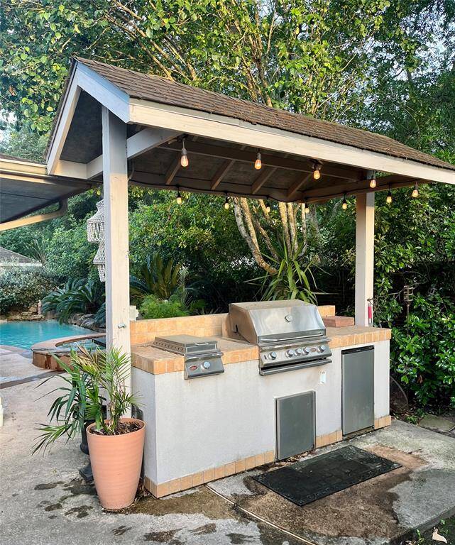 Outdoor kitchen