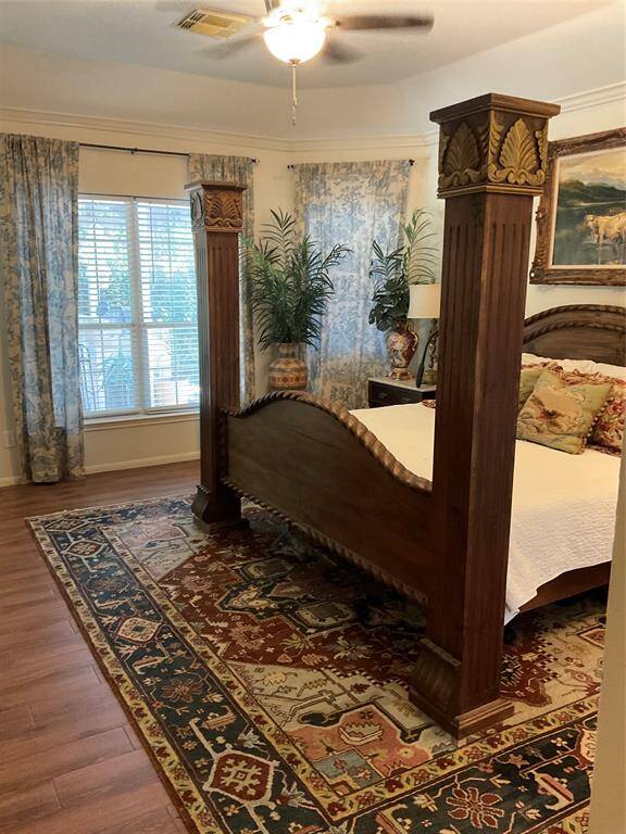 Primary bedroomDownstairs